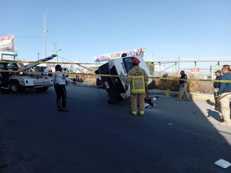 Vuelca transporte público en Pachuca y conductor abandona a pasajeros