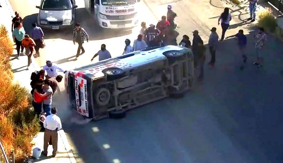 Vuelca transporte público en Pachuca y conductor abandona a pasajeros