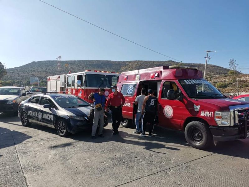 Vuelca transporte público en Pachuca y conductor abandona a pasajeros