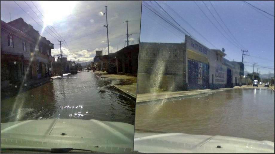 Fuga genera un río en colonia de Pachuca; autoridades dicen que no hay material para repararla