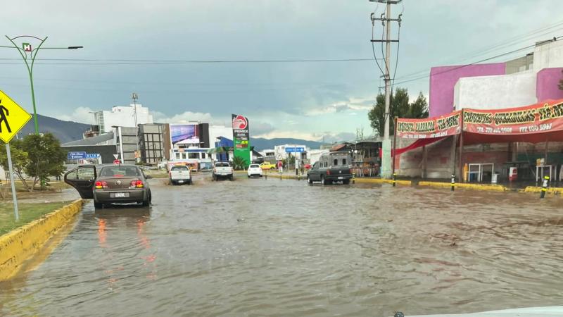 Fugaz pero intensa lluvia inunda a Pachuca