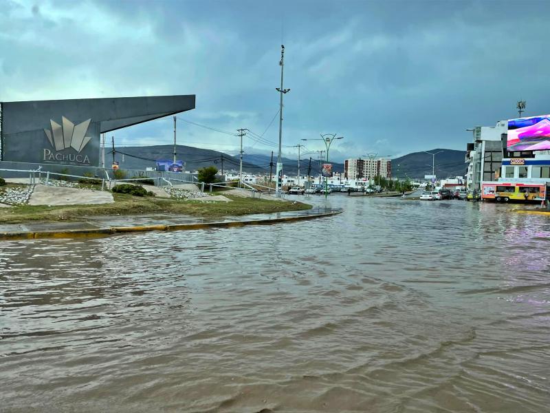 Fugaz pero intensa lluvia inunda a Pachuca