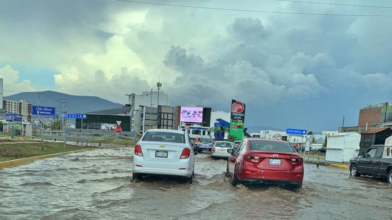 Fugaz pero intensa lluvia inunda a Pachuca