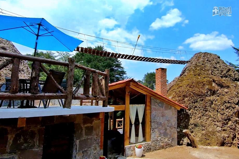 La espectacular cabaña entre dos rocas para hospedarte en Mineral del Chico