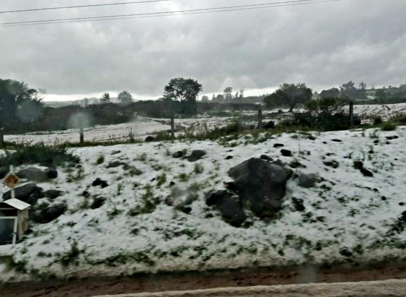 Granizada tiñe de blanco a municipios de Hidalgo dejando estas postales