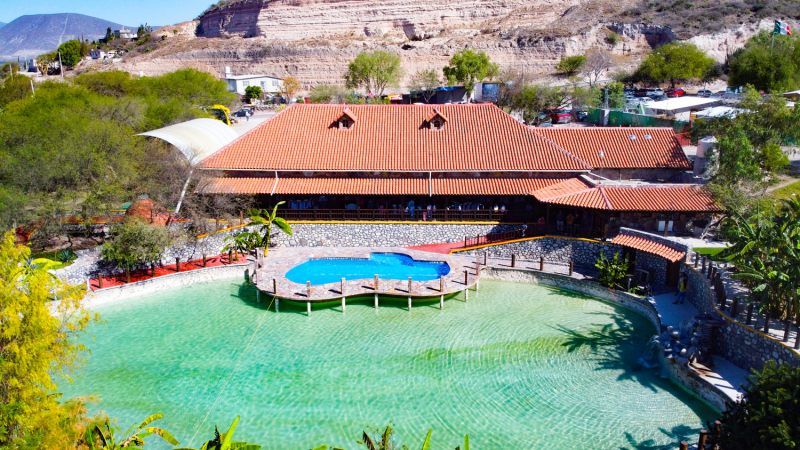 Entre pozas y cuevitas, así es este bello parque acuático termal de Hidalgo