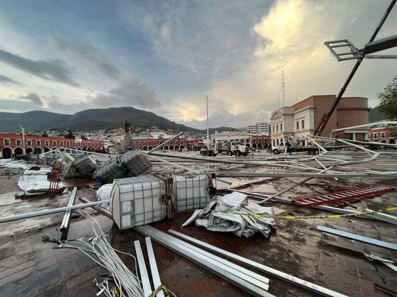 #Video: Se desploma estructura metálica en plaza Juárez de Pachuca