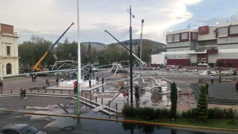 #Video: Se desploma estructura metálica en plaza Juárez de Pachuca