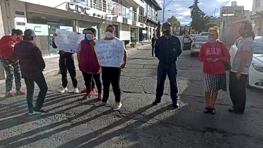 Por falta de agua, vecinos bloquean calles en colonia de Pachuca