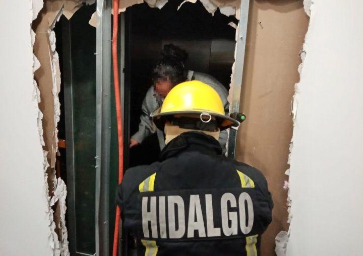 Personas quedan atrapadas en un elevador en Pachuca; rompen pared para rescatarlas