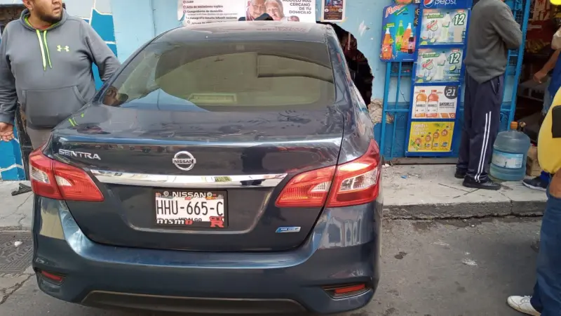 Auto termina incrustado en una tienda de abarrotes; ocurrió en Pachuca