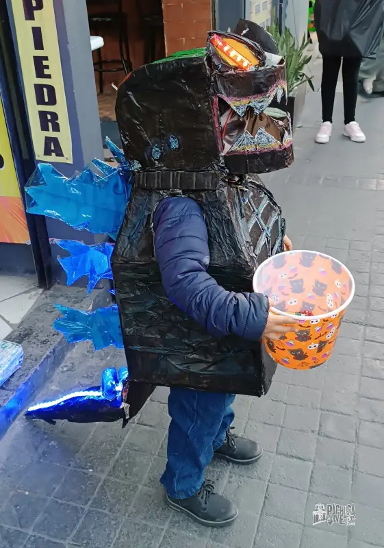 Niños, disfraces y calaverita; así se vive el Día de Muertos en el centro de Pachuca