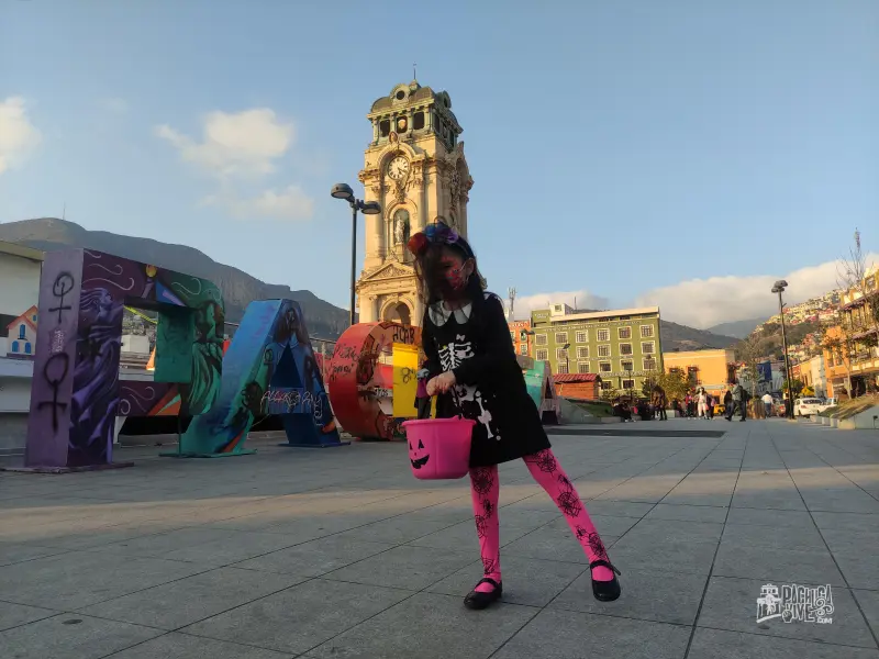 Niños, disfraces y calaverita; así se vive el Día de Muertos en el centro de Pachuca