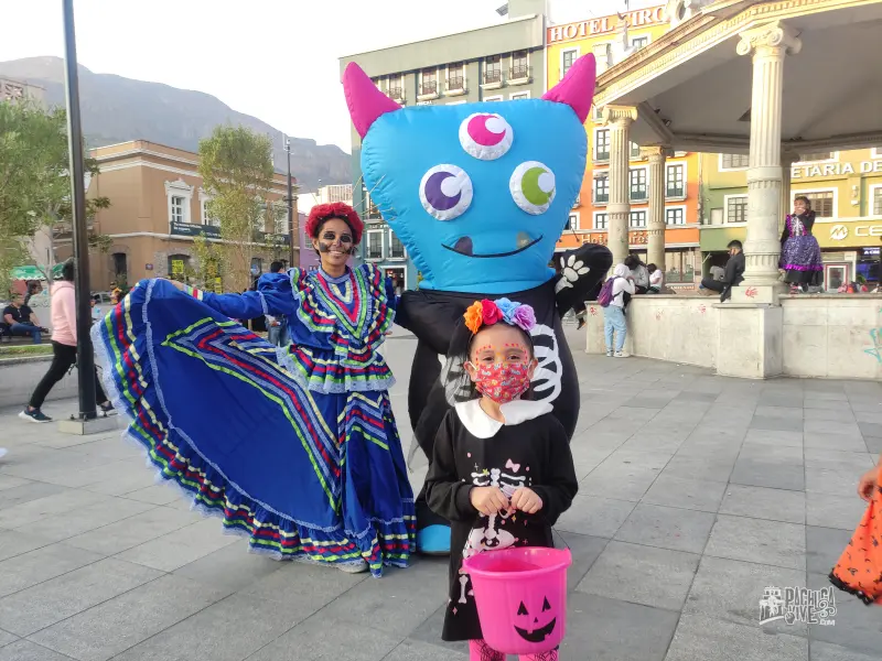 Niños, disfraces y calaverita; así se vive el Día de Muertos en el centro de Pachuca