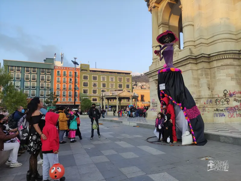 Niños, disfraces y calaverita; así se vive el Día de Muertos en el centro de Pachuca