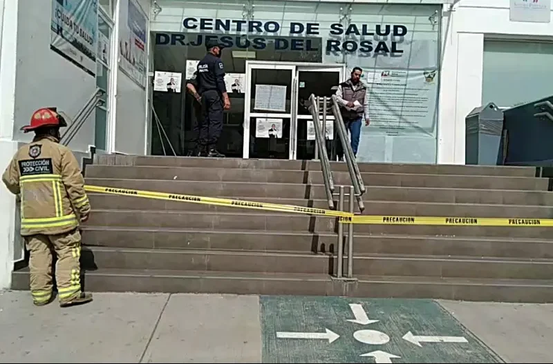 Se desploma domo de cristal sobre personas en centro de salud de Pachuca