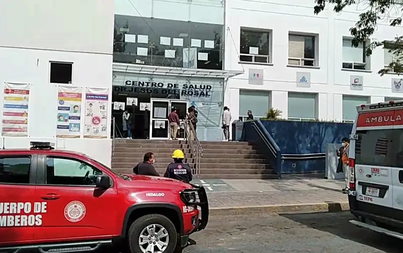 Se desploma domo de cristal sobre personas en centro de salud de Pachuca