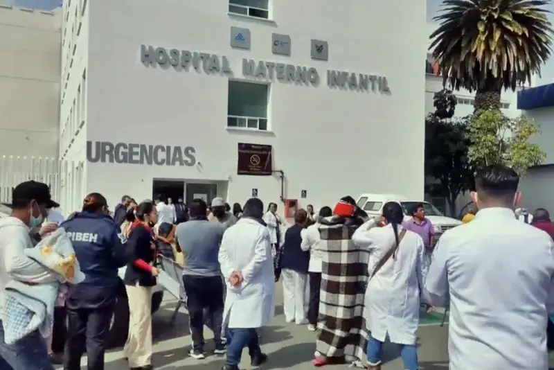 Se desploma domo de cristal sobre personas en centro de salud de Pachuca