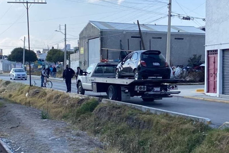 Auto compacto cae en canal de aguas negras en colonia de Pachuca