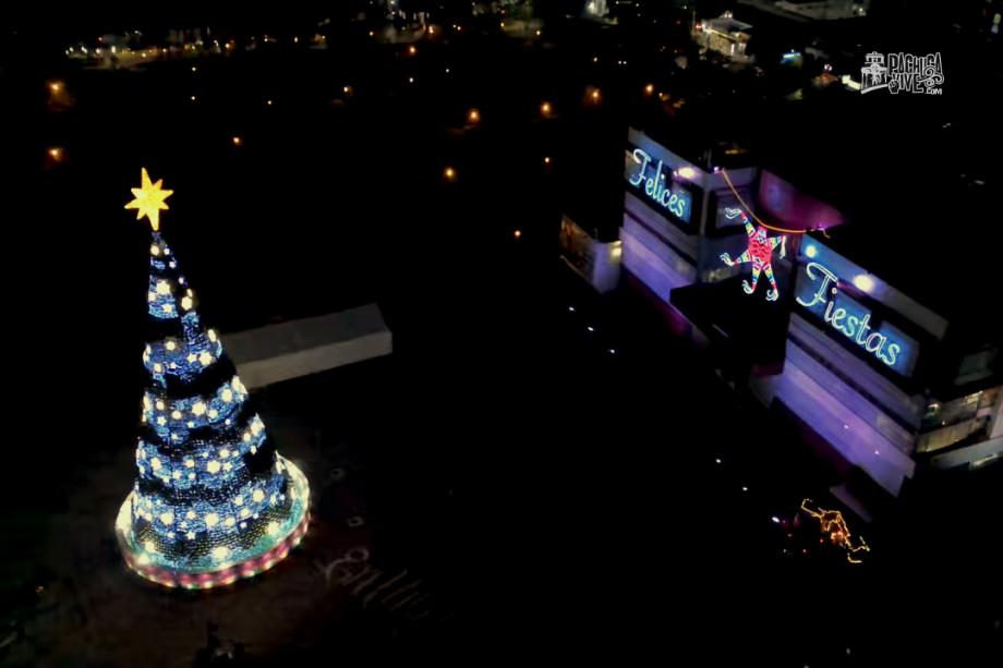 Ya encendieron el árbol de Navidad de Pachuca y así luce