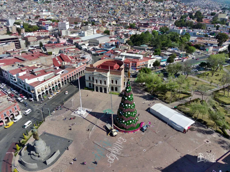 En fotos: así está quedando el árbol de Navidad de Pachuca