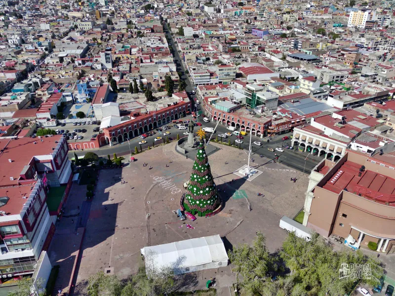 En fotos: así está quedando el árbol de Navidad de Pachuca