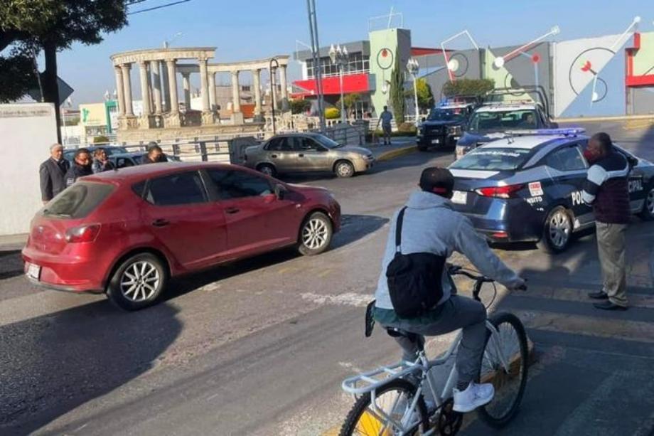 Ebrio conductor provoca movilización tras quedarse dormido a media calle en Pachuca