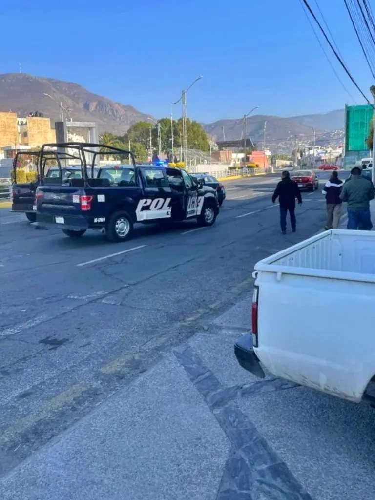 Ebrio conductor provoca movilización tras quedarse dormido a media calle en Pachuca