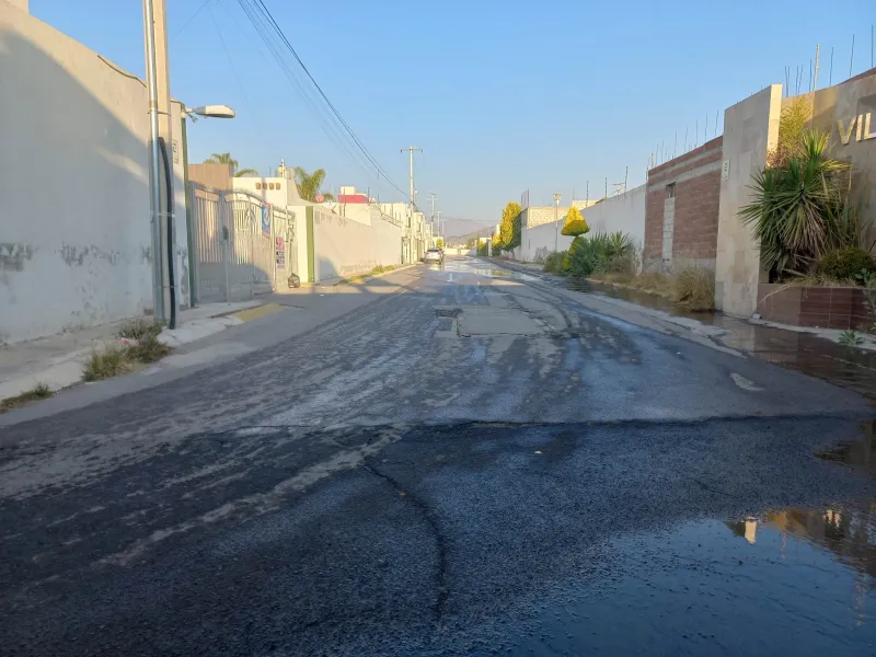 Mientras en varias colonias no hay agua, en otras hay fugas; así la situación en Pachuca