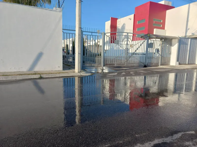 Mientras en varias colonias no hay agua, en otras hay fugas; así la situación en Pachuca