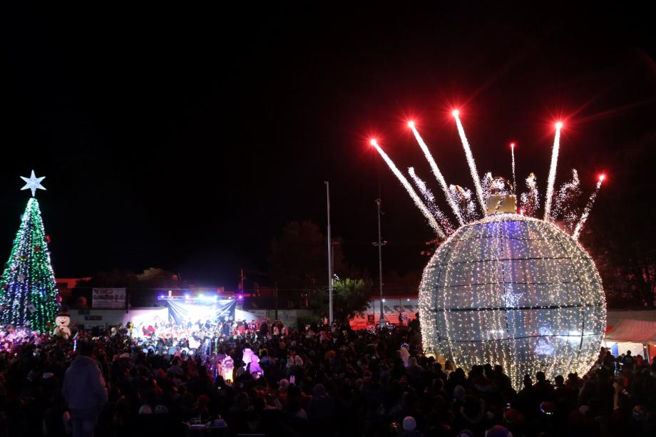 Una villa navideña ilumina el centro de Actopan