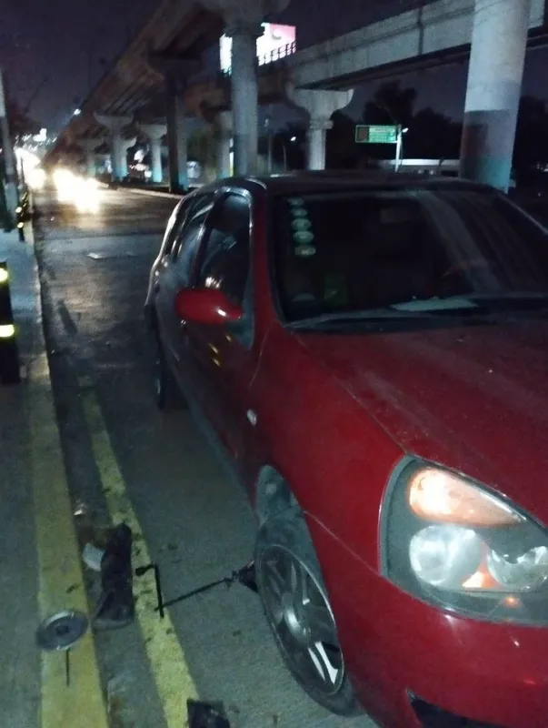 Reportan bache 'rompe llantas' en Pachuca; van al menos 12 vehículos dañados