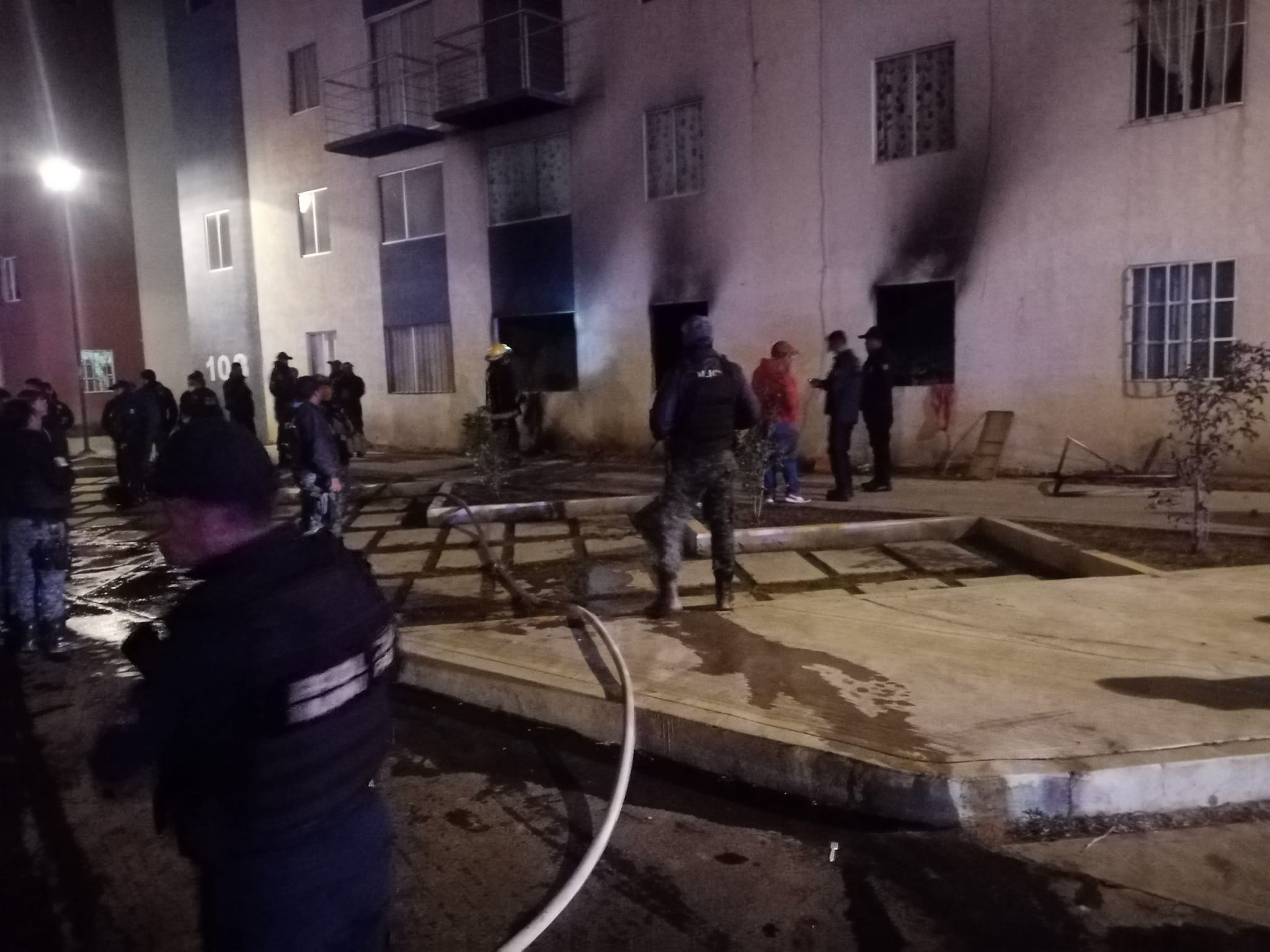 Vecinos dan golpiza a presuntos delincuentes e incendian departamento en Chavarría | VIDEO