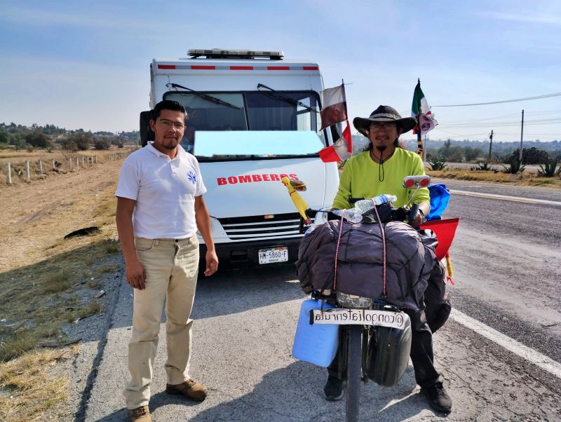 Llega a Hidalgo épico viajero que recorre en bicicleta parte del continente