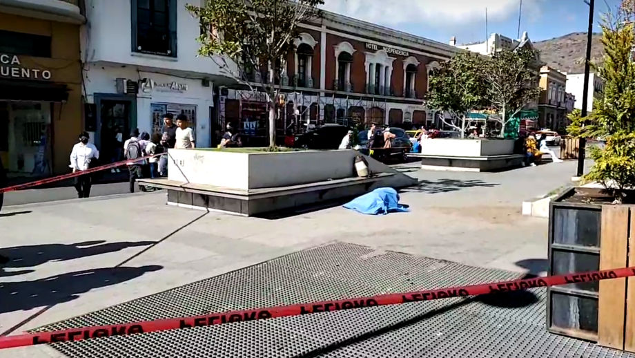 Hombre cae y pierde la vida frente al Reloj Monumental de Pachuca