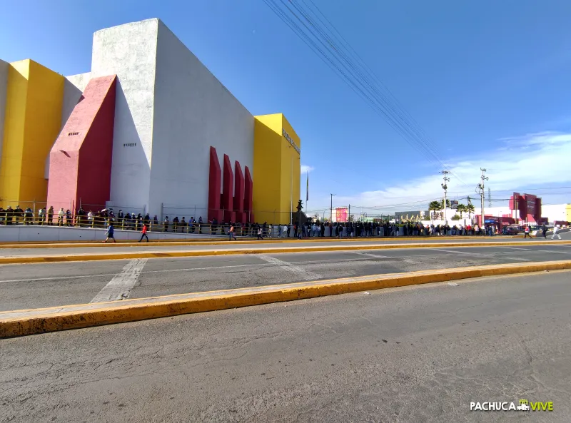 Largas filas en Pachuca en el primer día de reemplacamiento en Hidalgo