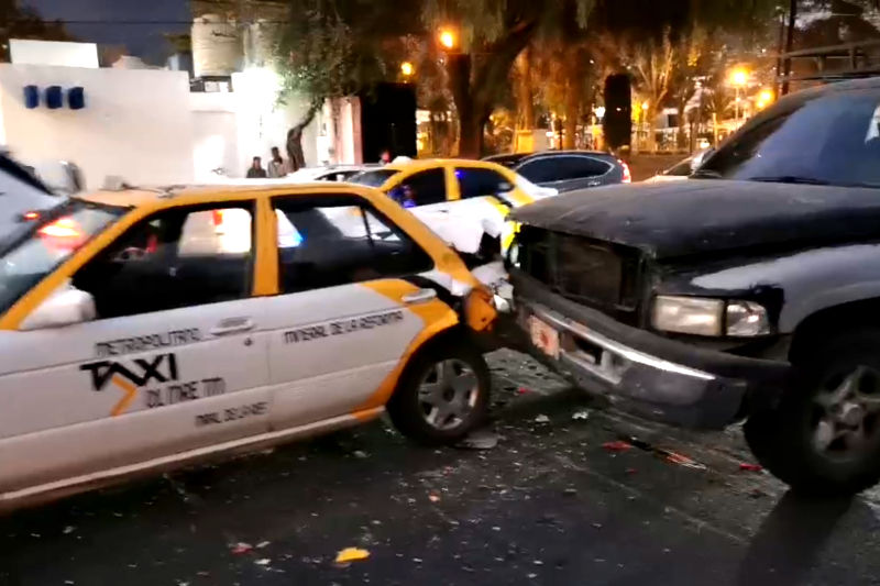 Se registra carambola en avenida Juárez; Tuzobús y taxi, involucrados