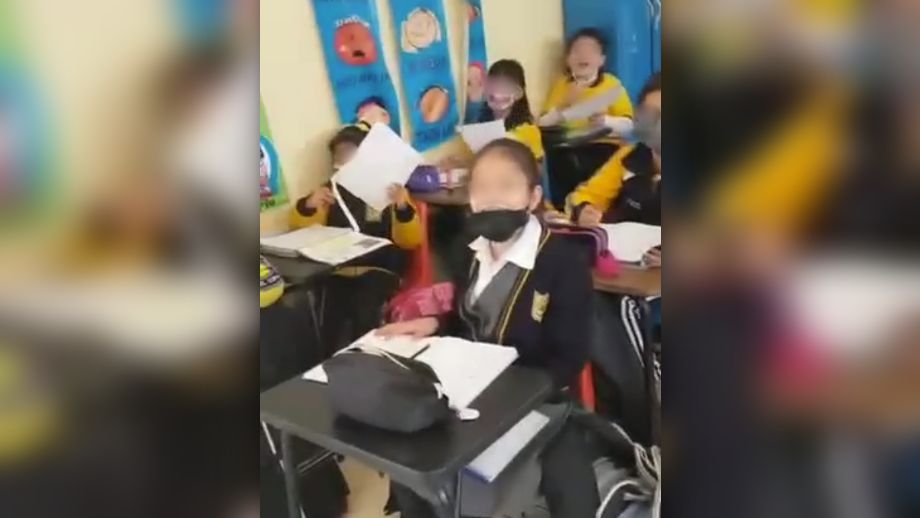 Maestra de primaria de Pachuca pone a cantar 'Chale' a sus alumnos en clase | Video