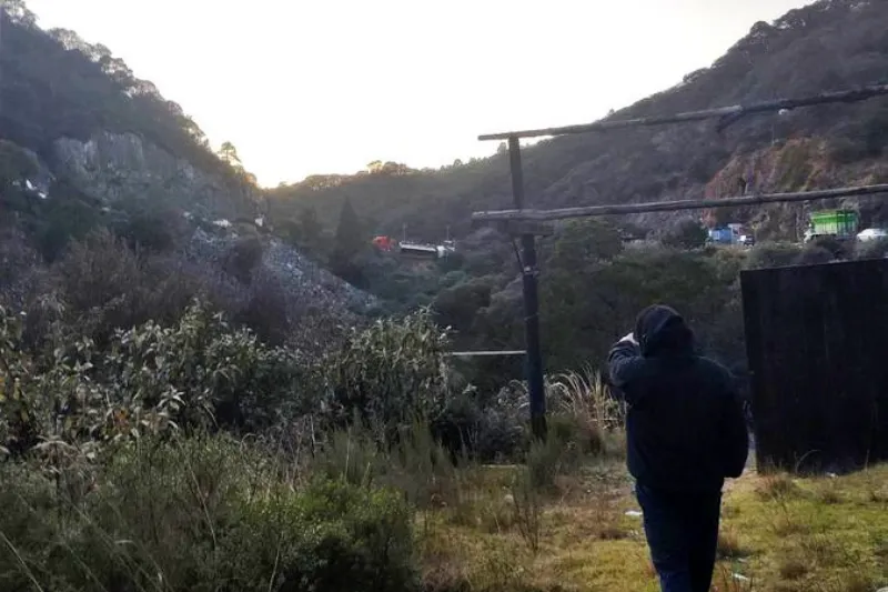 Vuelca tráiler en el Corredor de la Montaña y queda bloqueada la carretera