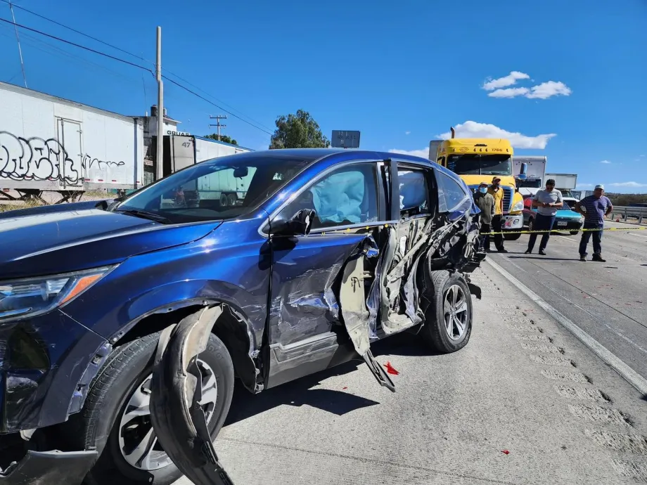 Tráiler se queda sin frenos y embiste a varios vehículos en la México-Querétaro