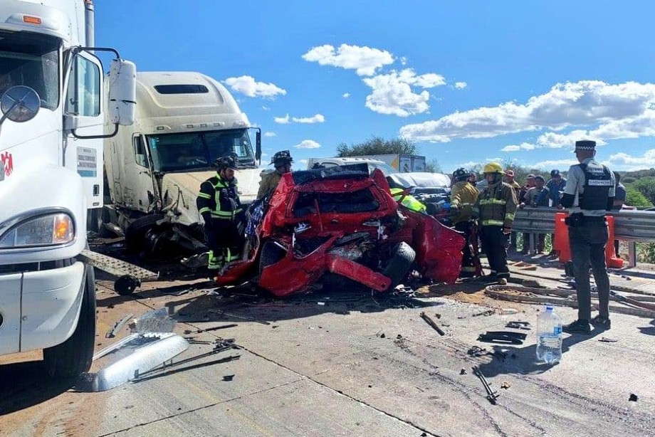 Tráiler se queda sin frenos y embiste a varios vehículos en la México-Querétaro