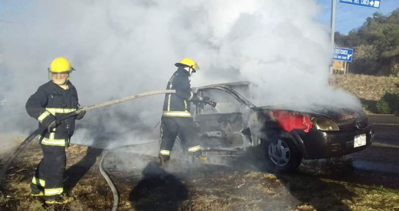 Vehículo es consumido por el fuego en la Pachuca - Real del Monte