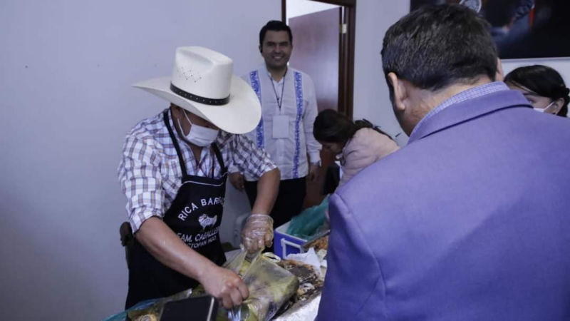 Llevaron barbacoa de Actopan a la 'mañanera' de AMLO en Palacio Nacional