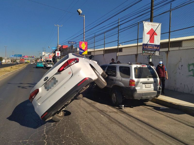 Así terminó un auto tras accidentarse en bulevar de Pachuca