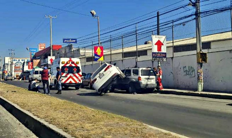 Así terminó un auto tras accidentarse en bulevar de Pachuca