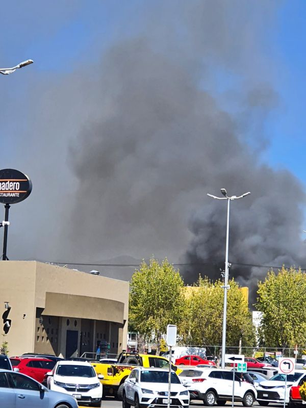 ¡Fuerte incendio! Llamas consumen dulcería en la Central de Abasto de Pachuca