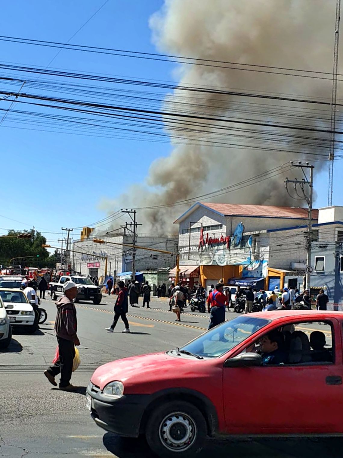 ¡Fuerte incendio! Llamas consumen dulcería en la Central de Abasto de Pachuca