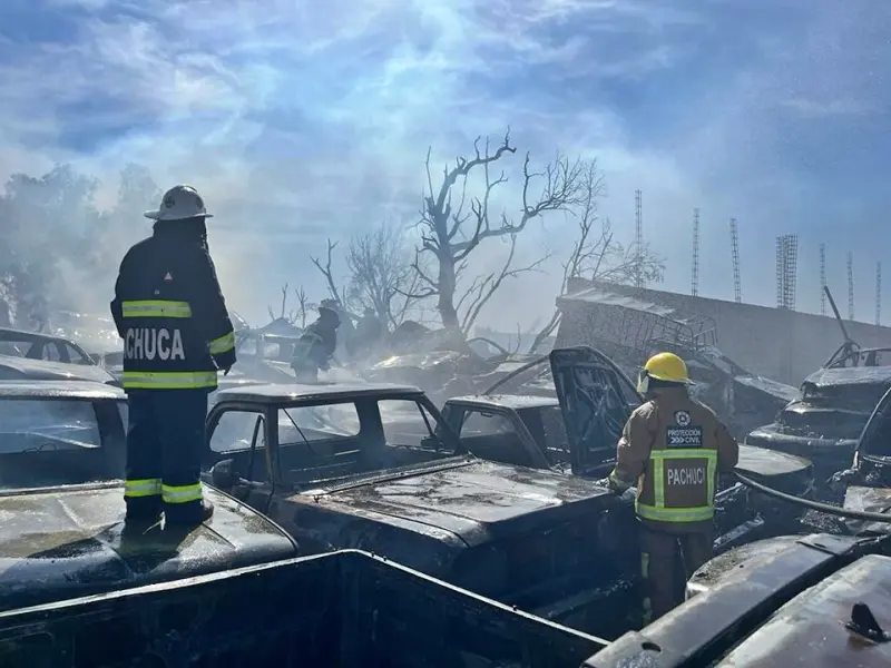 Cerca de 100 vehículos se quemaron en el incendio del corralón en Mineral de la Reforma