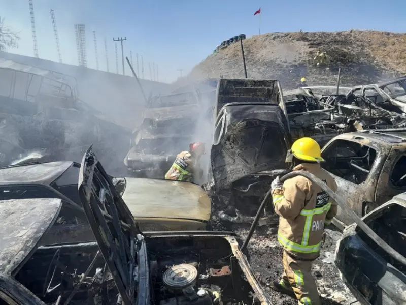 Cerca de 100 vehículos se quemaron en el incendio del corralón en Mineral de la Reforma