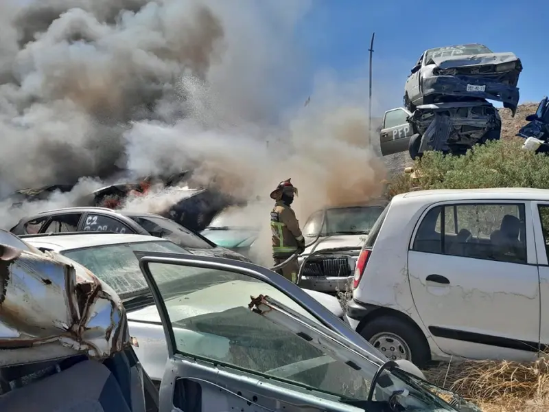 Cerca de 100 vehículos se quemaron en el incendio del corralón en Mineral de la Reforma